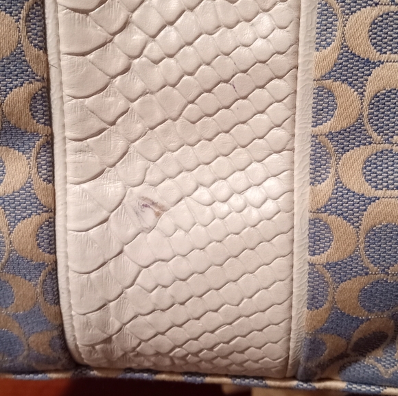 Coach Chambray Jacquard Tote. Color blue and ivory. With silver hardware. - Picture 3 of 11